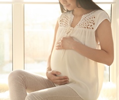 pregnant woman questioning safety of skin lightening