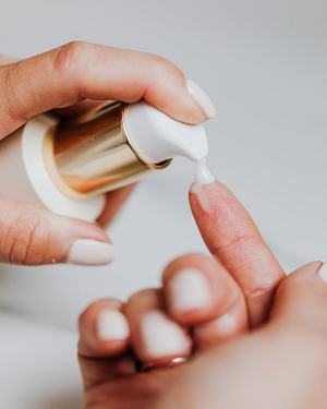 woman using skin lightening cream