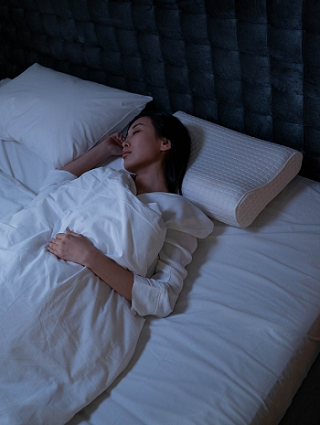 woman sleeping on her back to reduce wrinkles